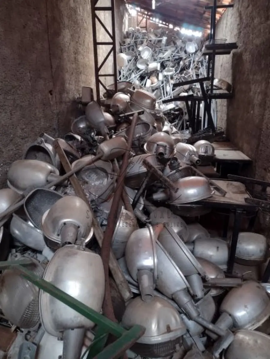 LOTE 001 - Sucatas de: Luminárias para postes com reatores.