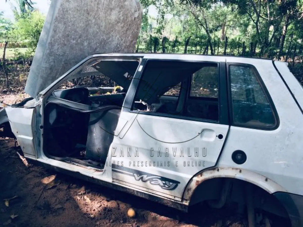 LOTE 006 - Sucata de Fiat Uno Way, cor branca. (Sem documentação para transferência, por ser sucata).