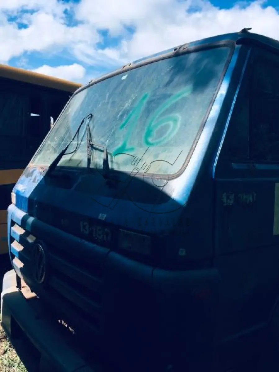 LOTE 016 - Caçamba VW/ 13-180, cor azul, placa LWE-4524, a diesel, cor azul, ano fab/mod. 2000/2001, chassi 9BWX2VHP31RY17974, Renavam 762429852. (Transferência por Declaração - S/CRV). DPVAT R$ 5,76 + MULTAS R$ 127,69
