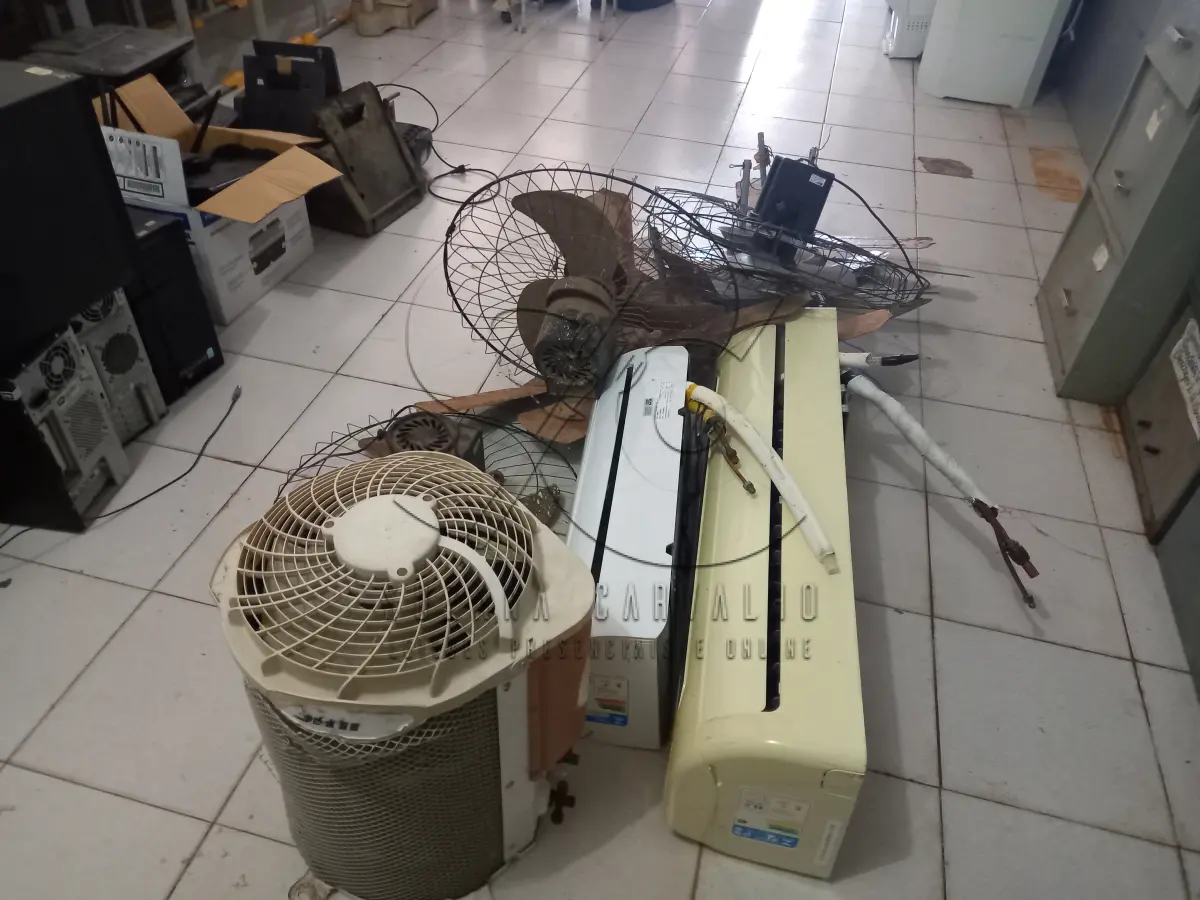 LOTE 003 - SUCATAS MOBILIÁRIOS