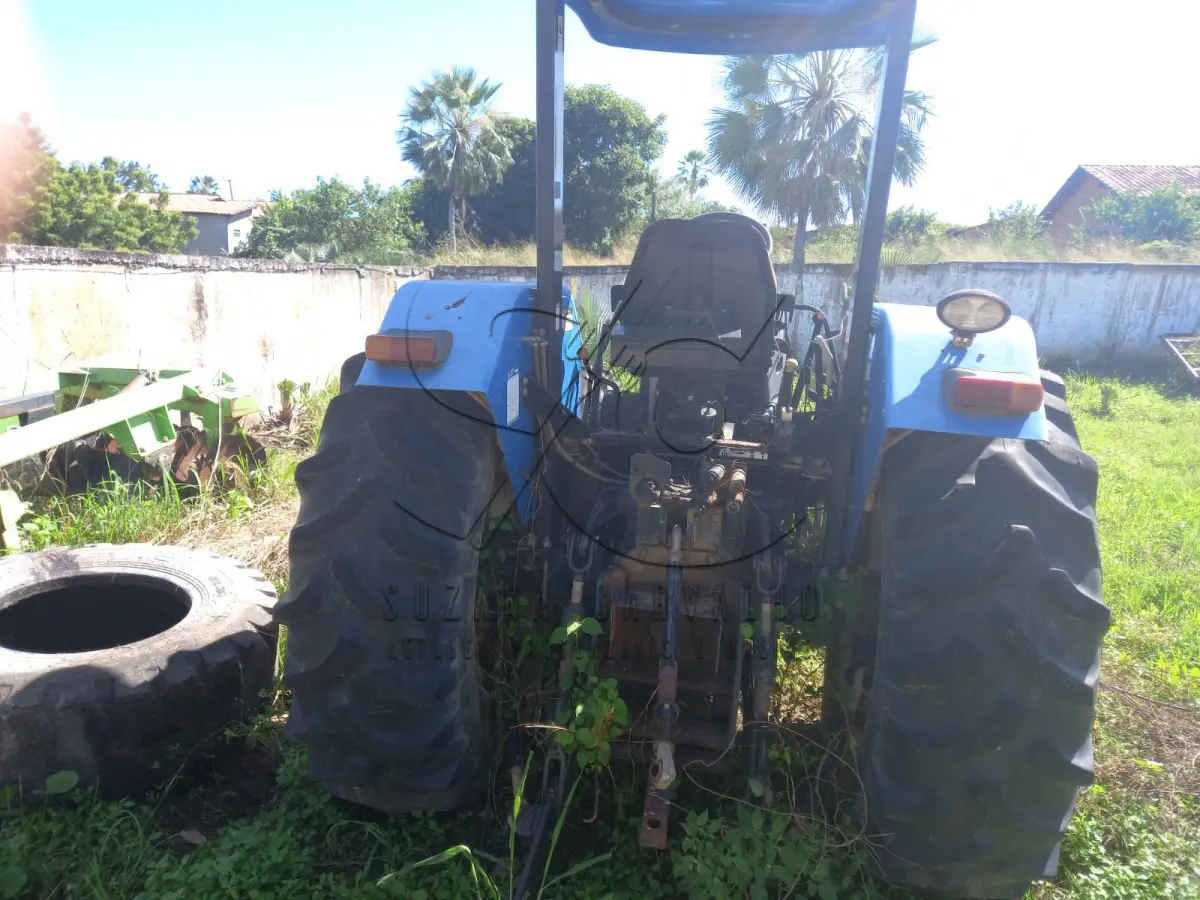 LOTE 013 - TRATOR NEW HOLLAND