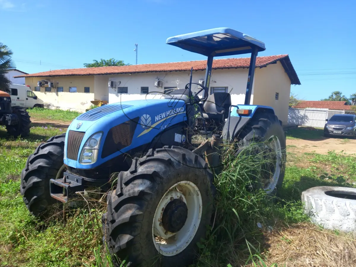 LOTE 013 - TRATOR NEW HOLLAND