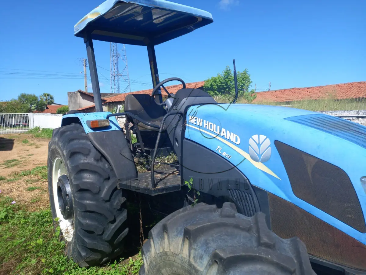 LOTE 013 - TRATOR NEW HOLLAND