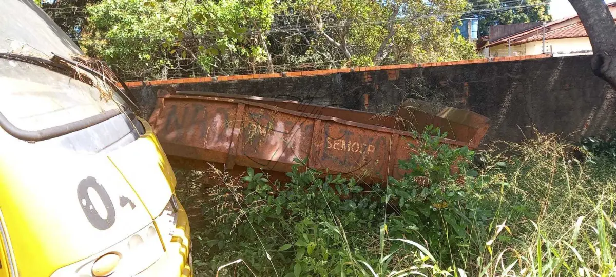 LOTE 011 - TRATOR, CAÇAMBA, COLETORA