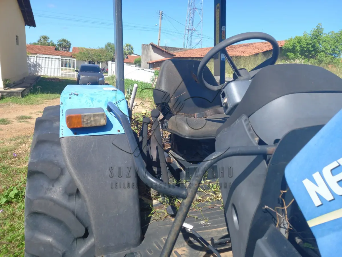 LOTE 013 - TRATOR NEW HOLLAND