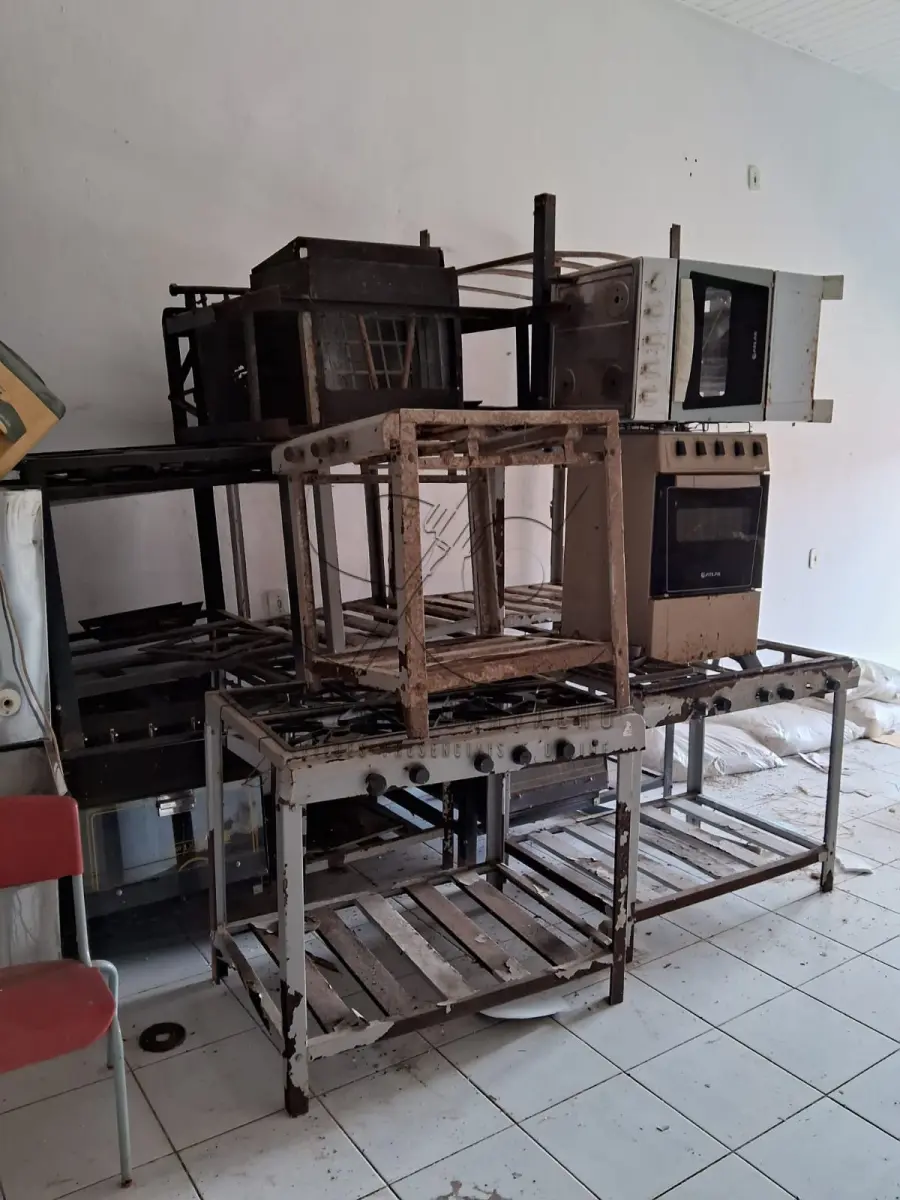 LOTE 010 - MOBILIÁRIOS