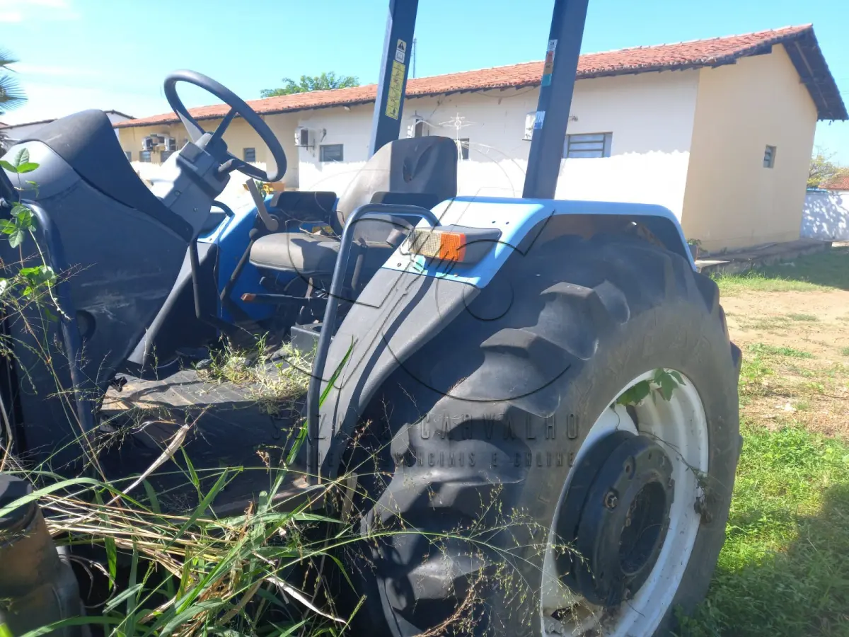 LOTE 013 - TRATOR NEW HOLLAND