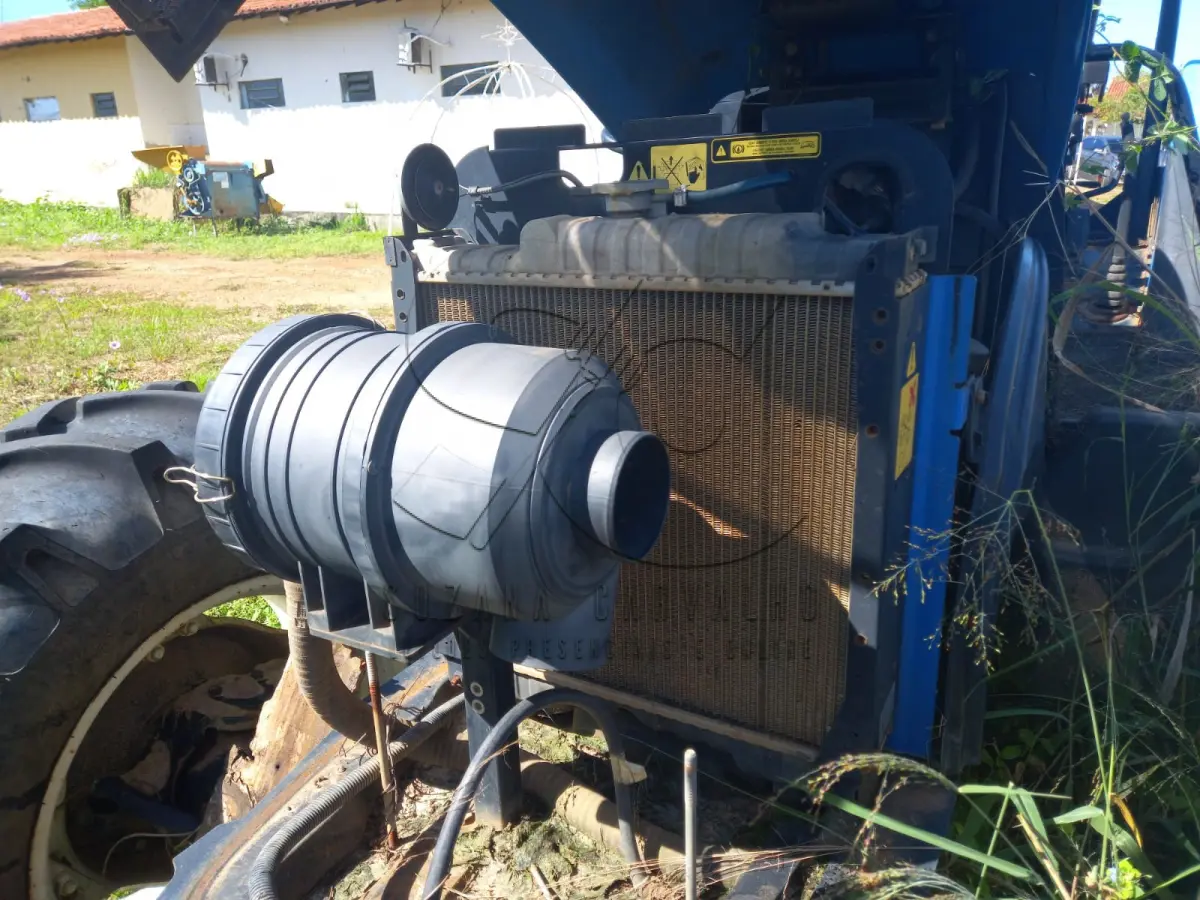LOTE 013 - TRATOR NEW HOLLAND