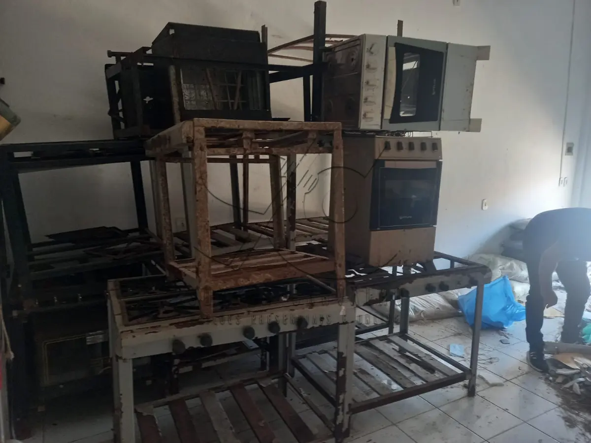 LOTE 010 - MOBILIÁRIOS