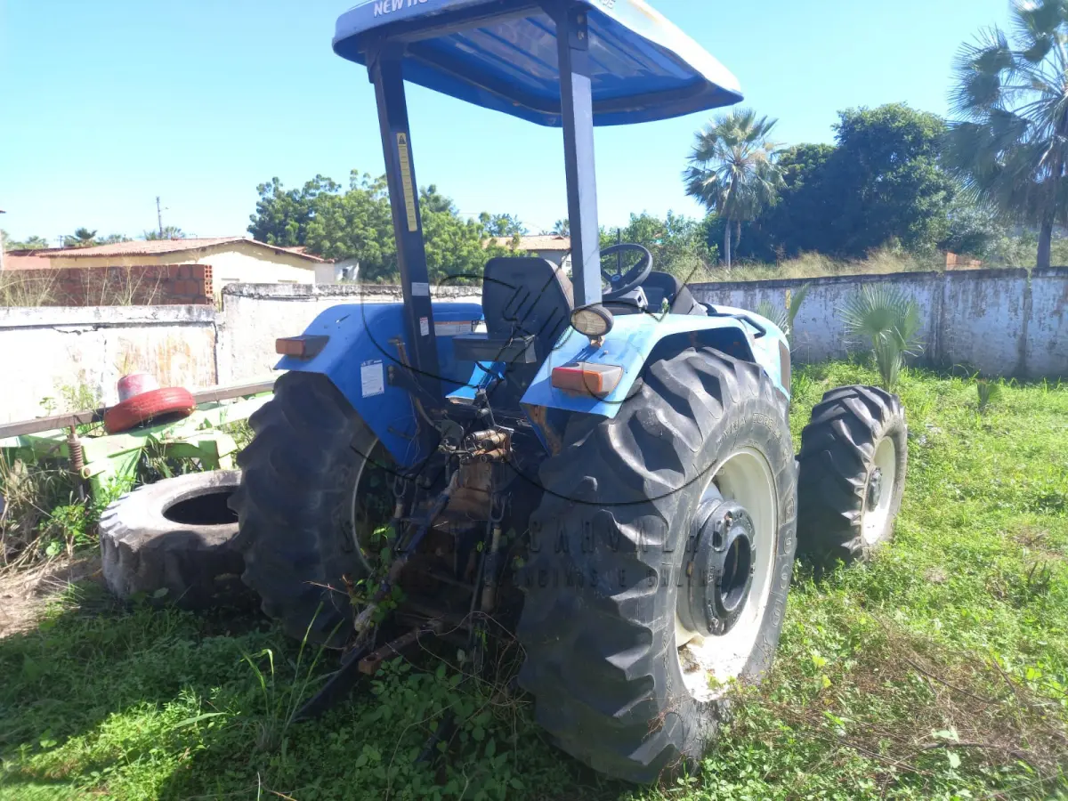 LOTE 013 - TRATOR NEW HOLLAND