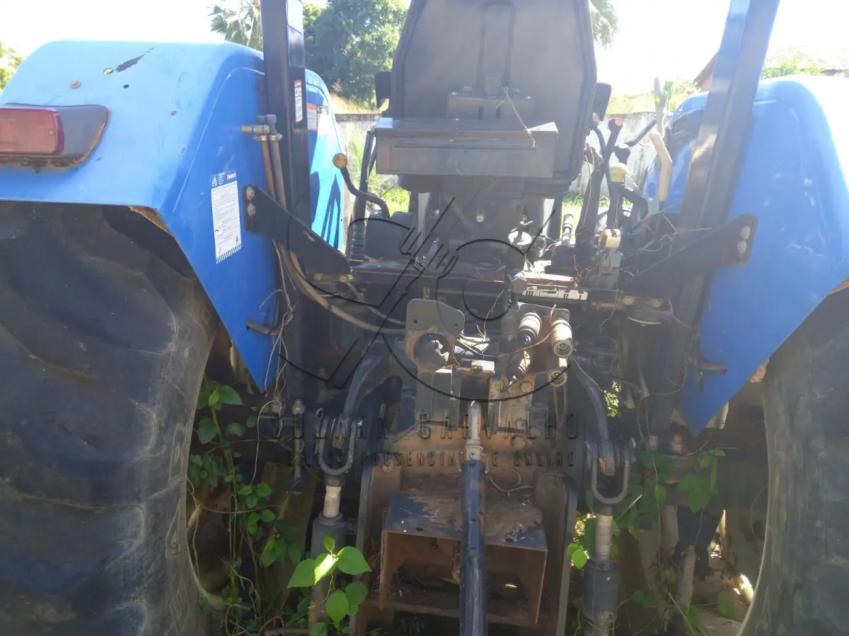 LOTE 013 - TRATOR NEW HOLLAND