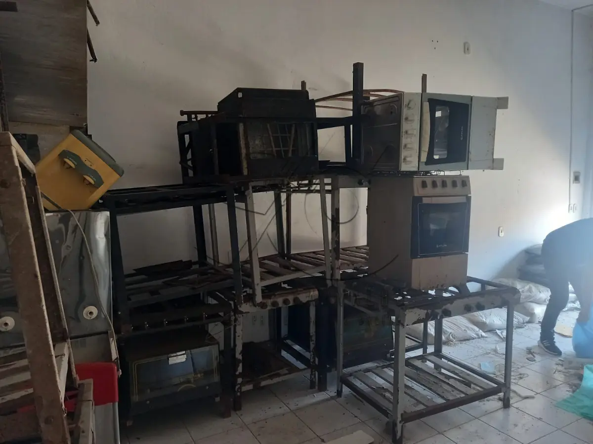 LOTE 010 - MOBILIÁRIOS