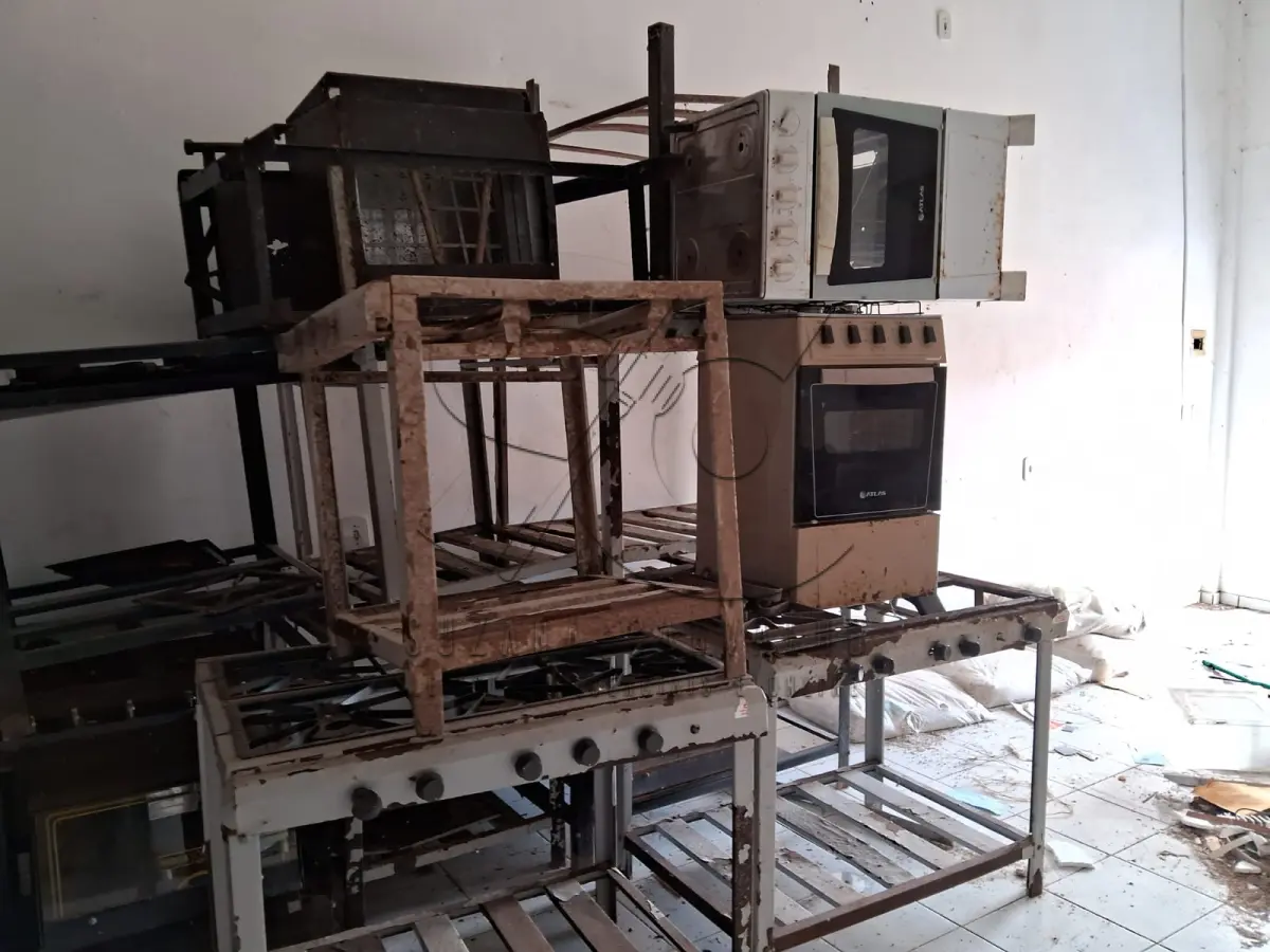 LOTE 010 - MOBILIÁRIOS