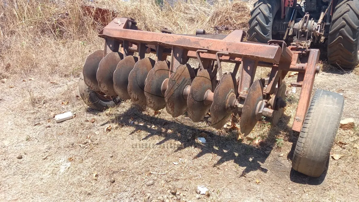 LOTE 017 - TRATOR SOBRE RODAS