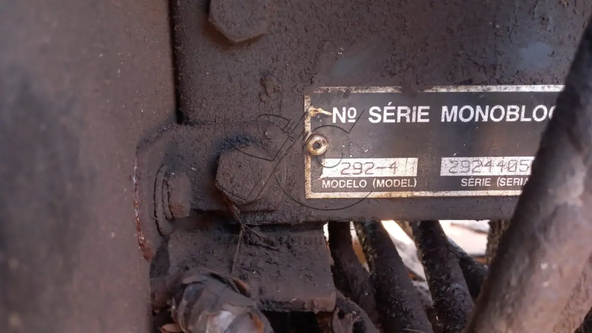 LOTE 017 - TRATOR SOBRE RODAS