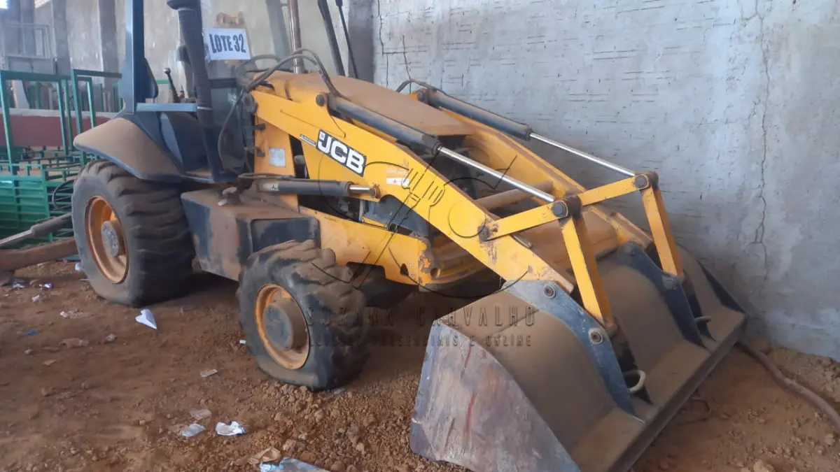 LOTE 032 - RETROESCAVADEIRA