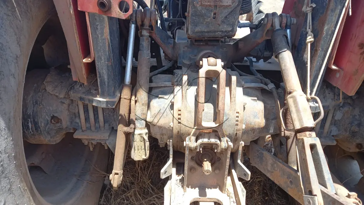 LOTE 017 - TRATOR SOBRE RODAS