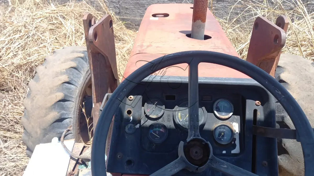 LOTE 017 - TRATOR SOBRE RODAS