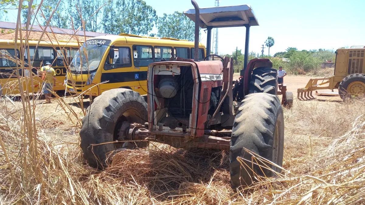LOTE 017 - TRATOR SOBRE RODAS