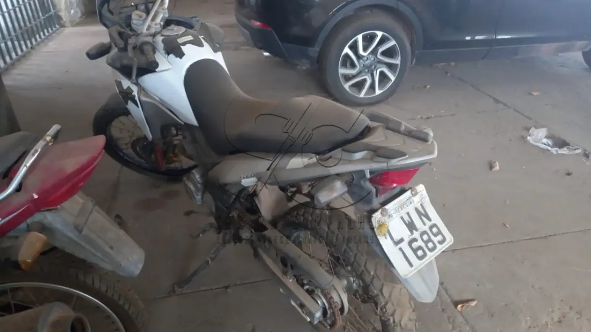 LOTE 009 - MOTO HONDA XRE 300