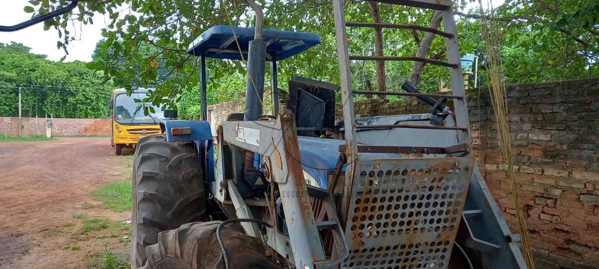 LOTE 028 - TRATOR NEW HOLLAND