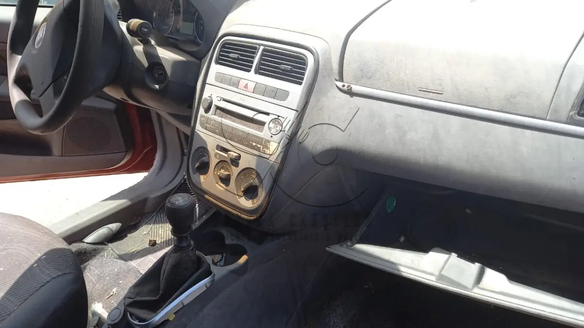 LOTE 012 - VEÍCULO FIAT PUNTO