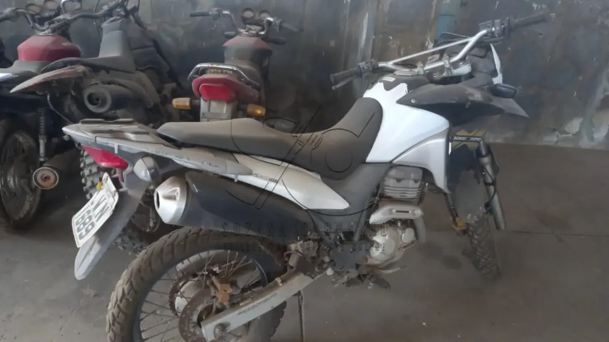 LOTE 009 - MOTO HONDA XRE 300