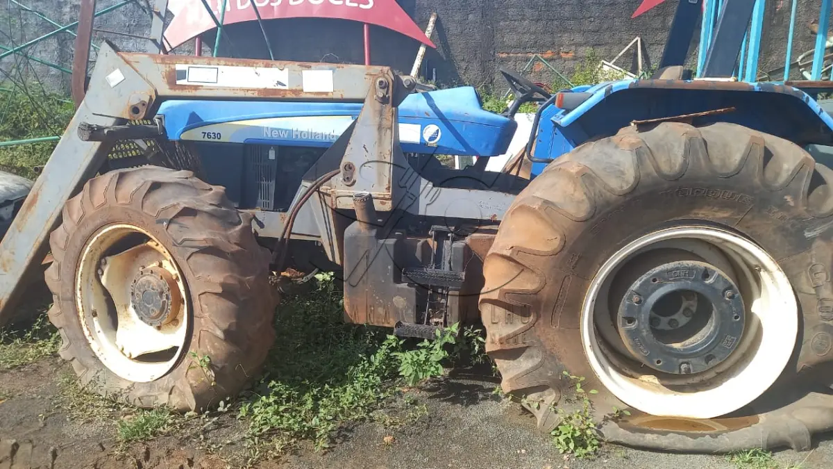 LOTE 028 - TRATOR NEW HOLLAND