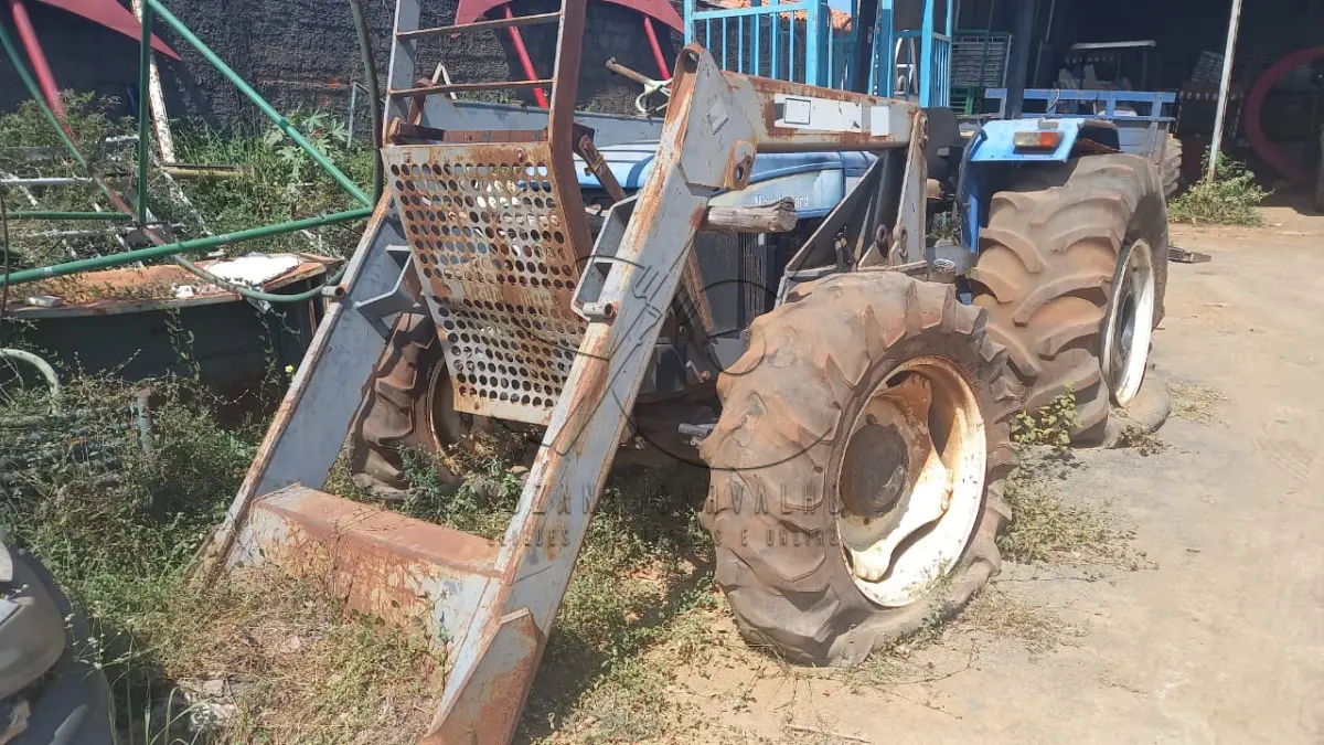 LOTE 028 - TRATOR NEW HOLLAND