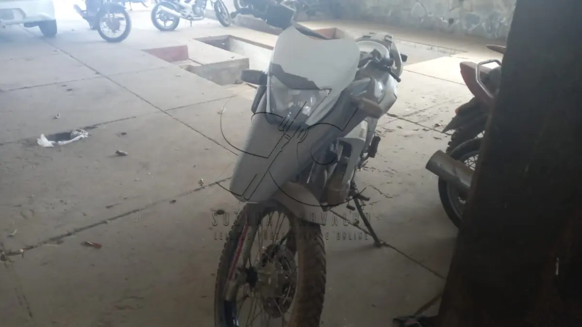 LOTE 009 - MOTO HONDA XRE 300