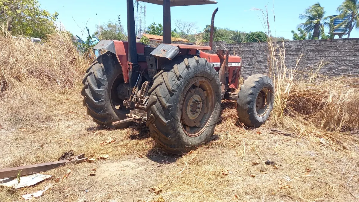 LOTE 017 - TRATOR SOBRE RODAS