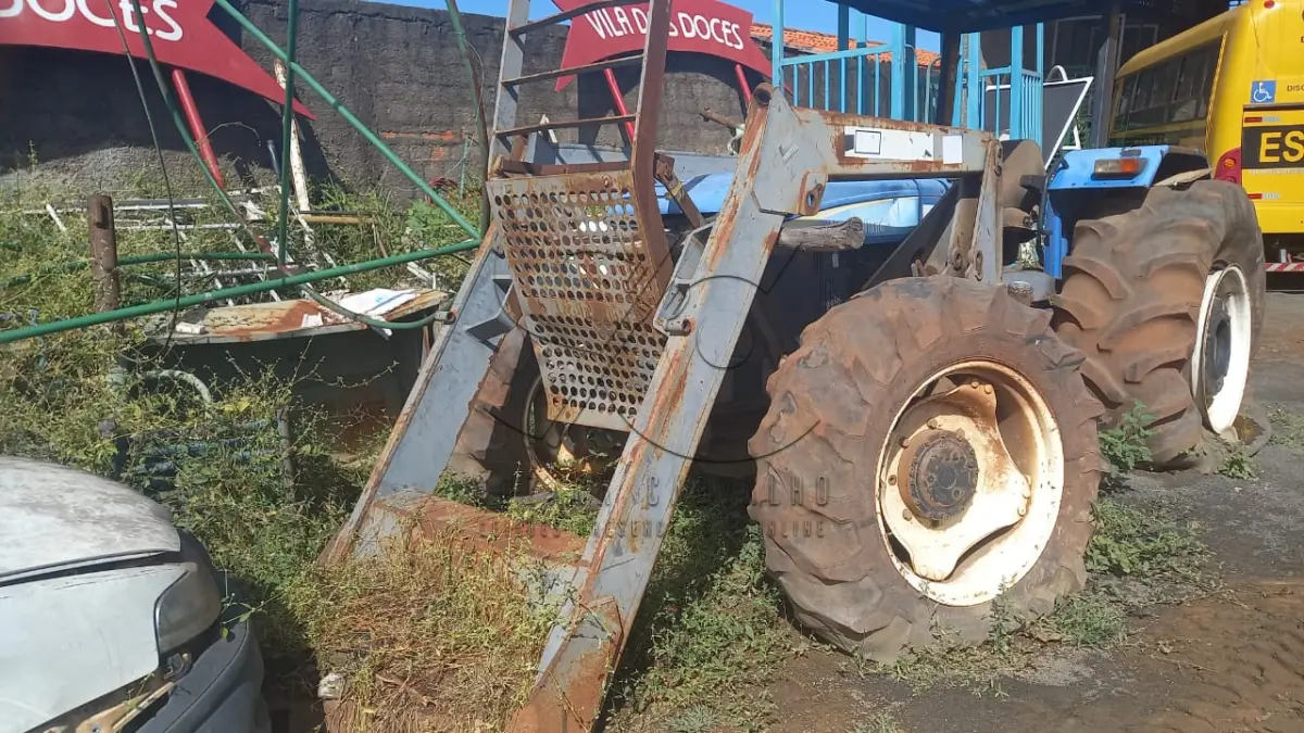 LOTE 028 - TRATOR NEW HOLLAND