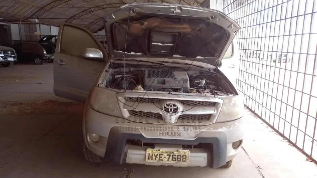 LOTE 018 - VEÍCULO TOYOTA HILLUX