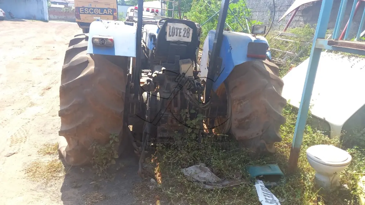 LOTE 028 - TRATOR NEW HOLLAND