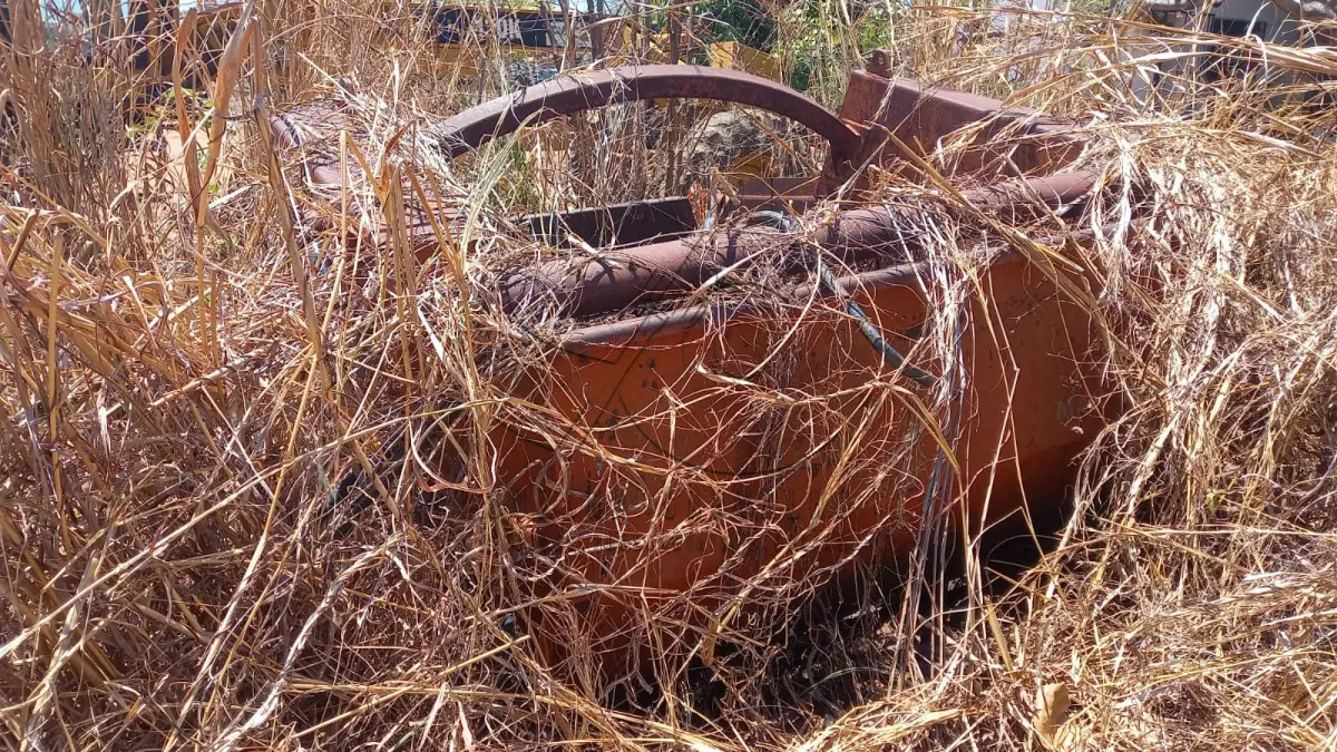 LOTE 017 - TRATOR SOBRE RODAS