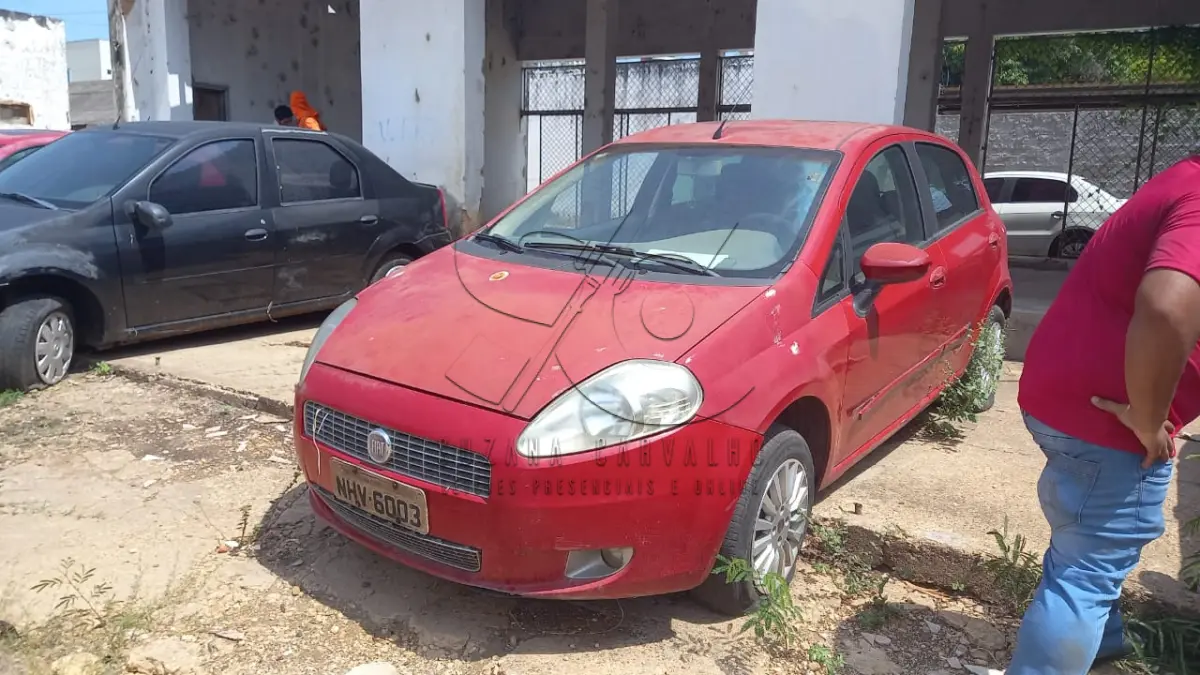 LOTE 012 - VEÍCULO FIAT PUNTO