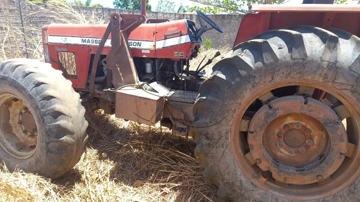 LOTE 017 - TRATOR SOBRE RODAS