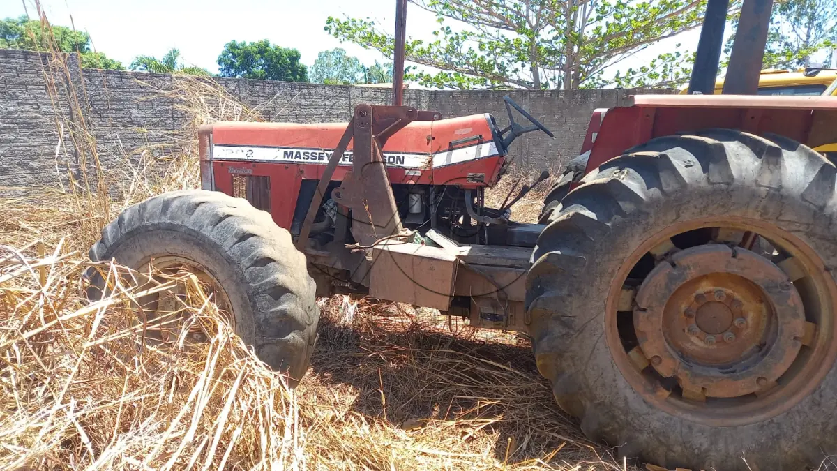 LOTE 017 - TRATOR SOBRE RODAS