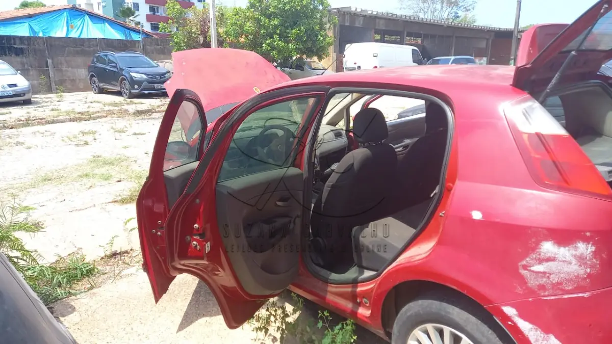 LOTE 012 - VEÍCULO FIAT PUNTO