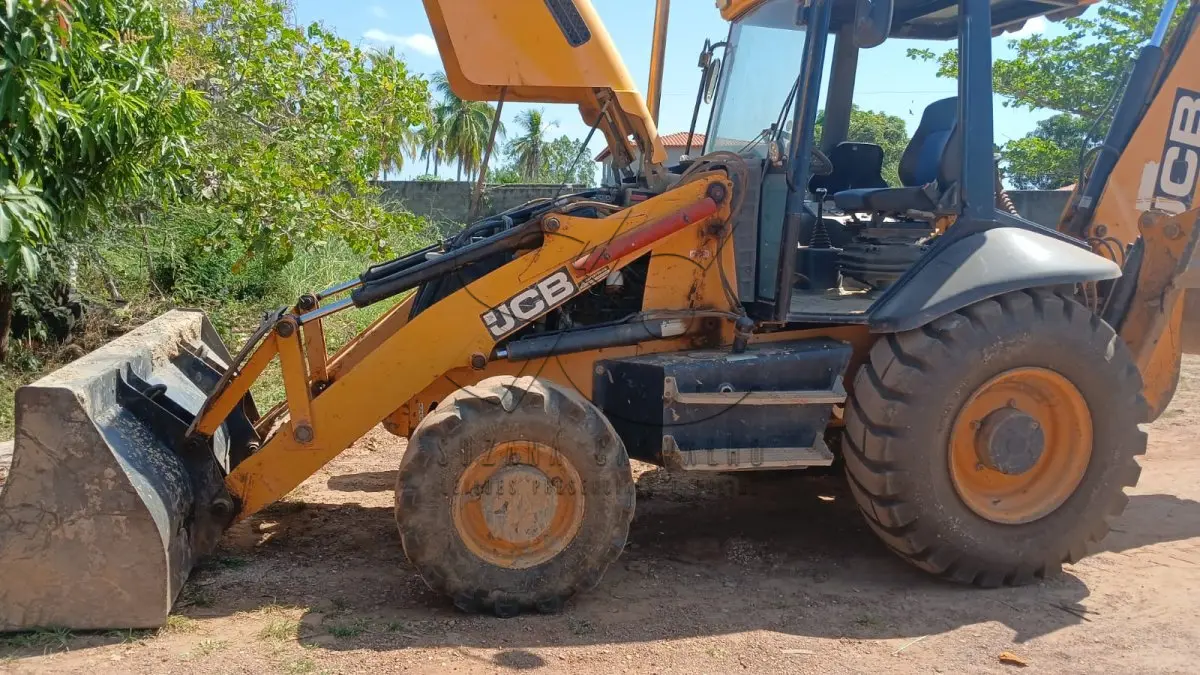 LOTE 005 - RETROESCAVADEIRA JCB