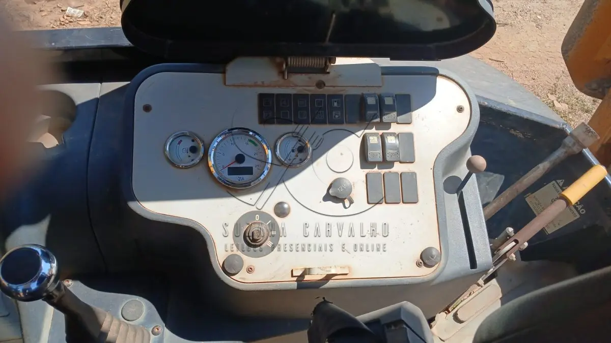 LOTE 005 - RETROESCAVADEIRA JCB