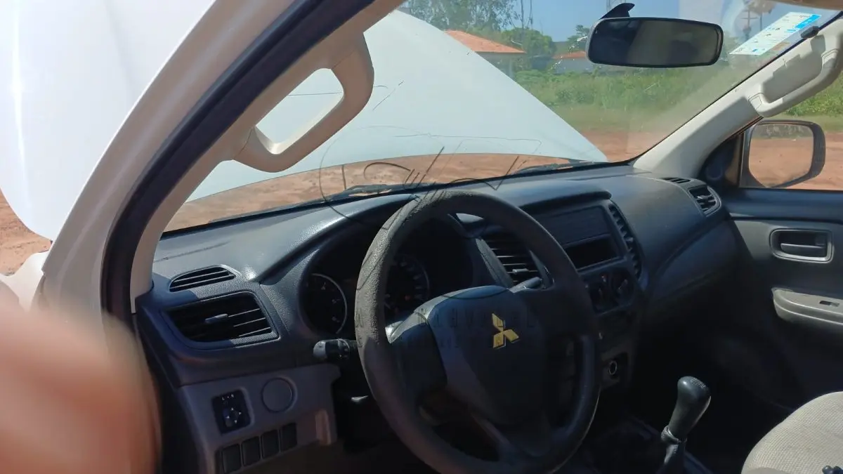 LOTE 004 - MMC/L200 PIZ4796