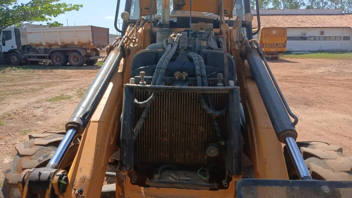 LOTE 005 - RETROESCAVADEIRA JCB