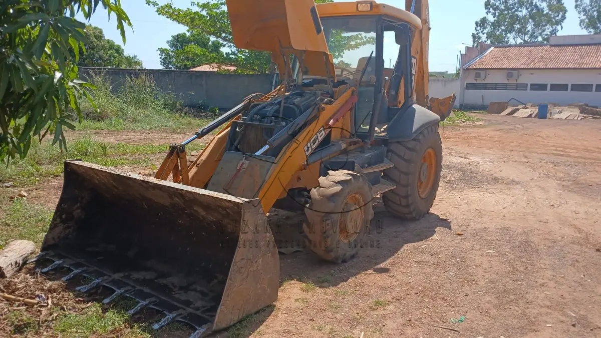 LOTE 005 - RETROESCAVADEIRA JCB