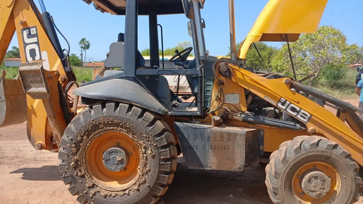 LOTE 005 - RETROESCAVADEIRA JCB