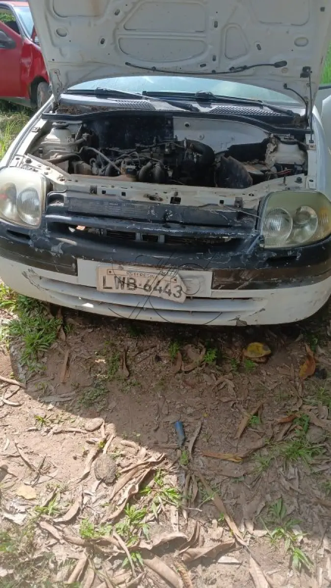 LOTE 001 - SUCATA RENAULT CLIO 2001