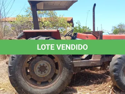 LOTE 017 - TRATOR SOBRE RODAS