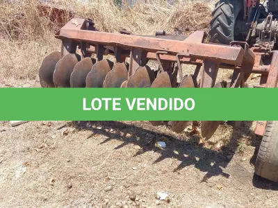 LOTE 017 - TRATOR SOBRE RODAS