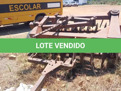 LOTE 017 - TRATOR SOBRE RODAS