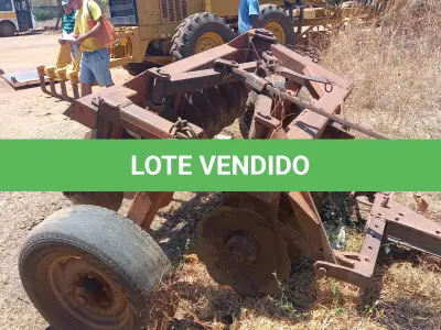 LOTE 017 - TRATOR SOBRE RODAS